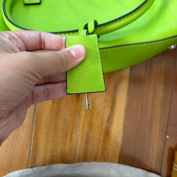 michael kors green leather bag w/ lock & key - Picture 5 of 10